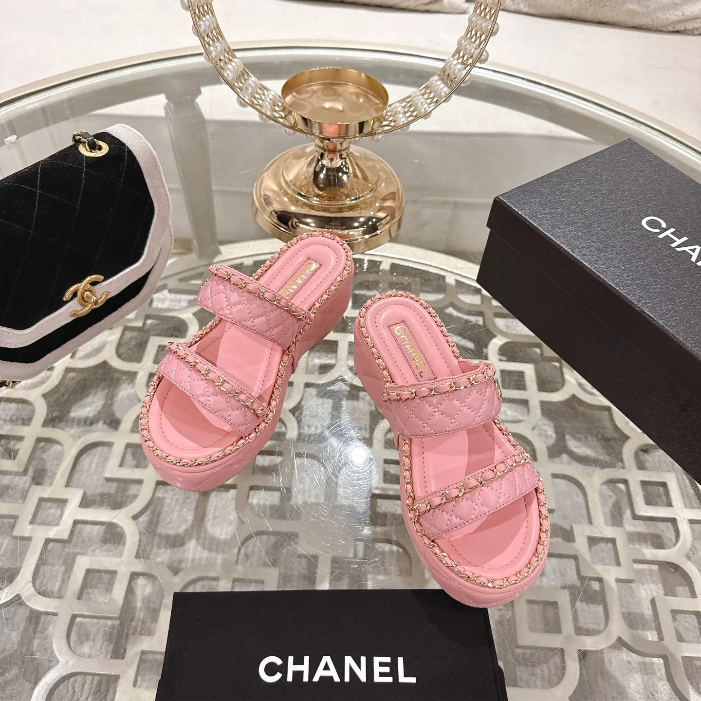 💕💕Factory direct selling price p600💕💕 𝐂𝐇𝐀𝐍𝐄𝐋 | Xiaoxiang 25𝐬𝐬 🦋2025 Spring and Summer New Products Counter Classic Xiaoxiang Double C Diamond Chain Slippers Series New〰 🍬 A must-have in the BS fashion circle The matching will interpret the meticulous, minimalist and classic elements that will never fade away. 💋 Showing a unique dressing style that is too beautiful to say. A must-have for summer... Upper: original high-customized lambskin. Lining: imported mixed sheepskin lining. Outsole: original molded non-slip outsole. Shoe size: 35-39 (34.40.41.42 customization is not returnable).